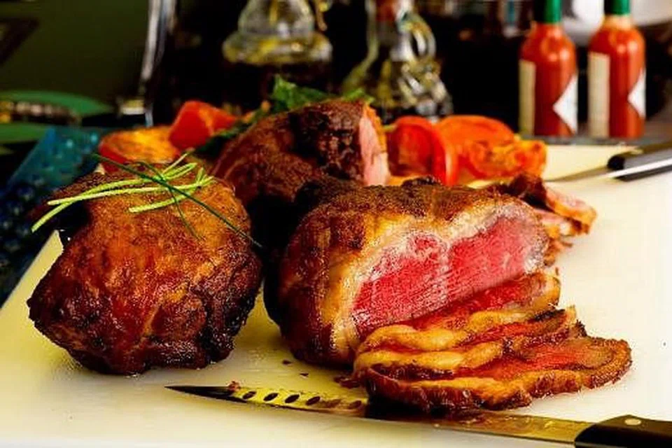 HIDANGAN MENYELERAKAN SG50: Ayuh nikmati pelbagai jenis hidangan di restoran 21 on Rajah hujung minggu cuti Jubli Emas nanti. Antara hidangan termasuk makanan laut segar semasa bufet sarapan dan rusuk panggang berserta sos lada hitam (gambar atas) semasa bufet makan malam. - Foto-foto 21 ON RAJAH