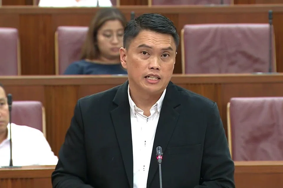 Anggota Parlimen (AP), Encik Patrick Tay (Pioneer), yang juga Penolong Setiausaha Agung Kongres Kesatuan Sekerja Kebangsaan (NTUC).