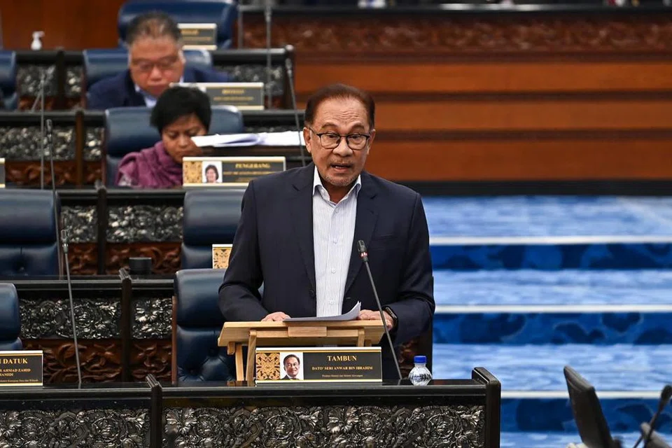 PM JAWAB: Perdana Menteri Malaysia, Datuk Seri Anwar Ibrahim, menjawab soalan pada sesi ‘Waktu Pertanyaan Perdana Menteri’ di Dewan Rakyat, iaitu Parlimen, pada Selasa.