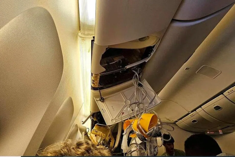 Topeng oksigen bergantungan di dalam pesawat SQ321 semasa pendaratan cemas di Bangkok selepas berlaku “gelora udara ekstrem” secara tiba-tiba. 