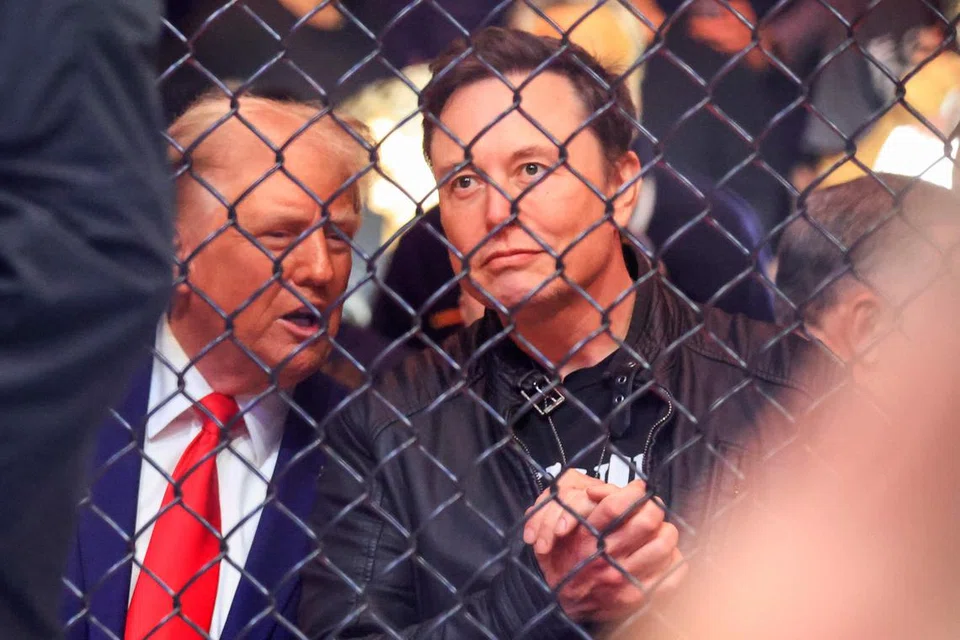 Dalam hubungan yang belum pernah berlaku dalam sejarah moden Amerika, bakal Presiden Amerika Syarikat, Encik Donald Trump (kiri) akan memasuki Rumah Putih dibayangi seorang penasihat, Encik Elon Musk, CEO Tesla serta SpaceX,  yang bukan sahaja orang terkaya di dunia malah mempunyai pengaruh media.
