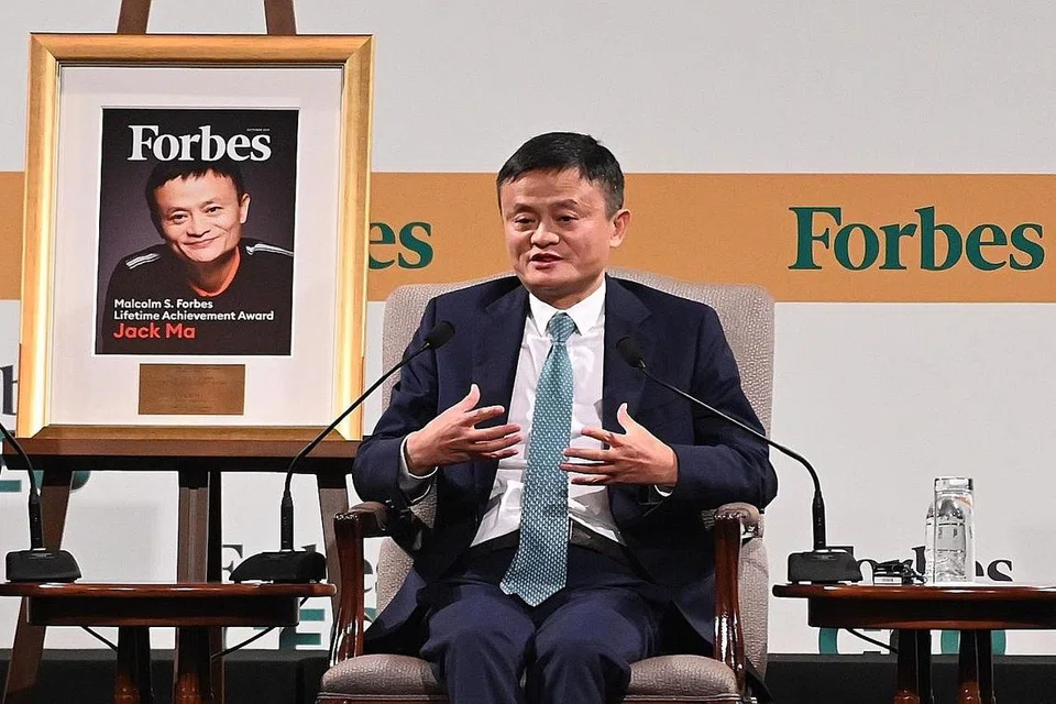 ADA APA PADA NAMA?: Apatah kaitan antara filem 'Ali Baba Bujang Lapok' dengan kehebatan bekas petinju terbaik dunia, Allahyarham Muhammad Ali dan juga tokoh e-dagang mashyur asal China, Encik Jack Ma (gambar atas)? Tepuk dada, tanya selera... - Foto AFP, fail