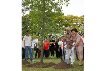 TERUSKAN VISI MENDIANG ENCIK LEE: Presiden Tony Tan dan isterinya, Cik Mary Tan (satu dan dua dari kanan) menanam pokok tembusu di perkarangan Istana semalam. - Foto SPH