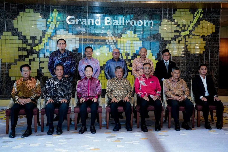 Menteri Pertanian dan Keterjaminan Makanan Malaysia, Datuk Seri Mohamad Sabu (depan, tengah) bersama Exco-Exco pertanian negeri-negeri dalam Malaysia.