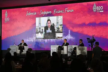 BINCANG TENAGA BARU: (Dari kiri) BINCANG TENAGA BARU: (Dari kiri) Moderator, Ketua Editor Bahasa Inggeris, Melayu dan Tamil, SPH Media Trust, dan Editor ST, Encik Warren Fernandez; Menteri Penyelaras bagi Ehwal Ekonomi Indonesia, Encik Airlangga Hartarto (hadir dalam talian); Menteri Tenaga Manusia, Dr Tan See Leng; dan Ketua Pegawai Pelaburan Kumpulan GIC, Dr Jeffrey Jaensubhakij di sesi perbincangan panel semalam. - Foto BH oleh LIM YAOHUI - Foto BH oleh LIM YAOHUI