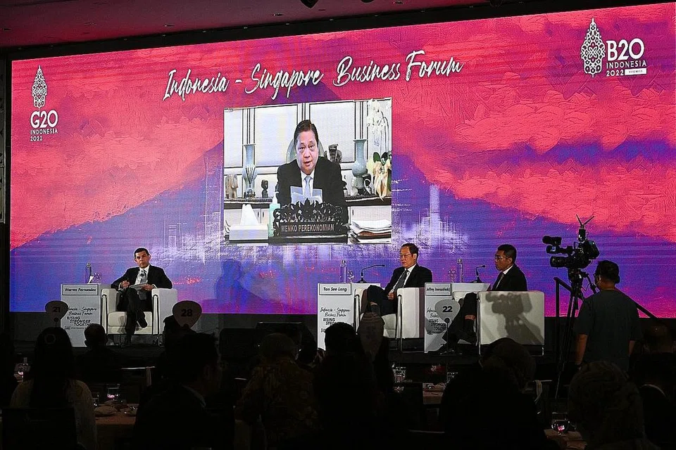 BINCANG TENAGA BARU: (Dari kiri) BINCANG TENAGA BARU: (Dari kiri) Moderator, Ketua Editor Bahasa Inggeris, Melayu dan Tamil, SPH Media Trust, dan Editor ST, Encik Warren Fernandez; Menteri Penyelaras bagi Ehwal Ekonomi Indonesia, Encik Airlangga Hartarto (hadir dalam talian); Menteri Tenaga Manusia, Dr Tan See Leng; dan Ketua Pegawai Pelaburan Kumpulan GIC, Dr Jeffrey Jaensubhakij di sesi perbincangan panel semalam. - Foto BH oleh LIM YAOHUI - Foto BH oleh LIM YAOHUI