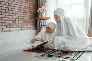 Cari peluang dalam Ramadan untuk melibatkan anak dalam beribadah, seperti membaca Al-Quran dan berzikir bersama.