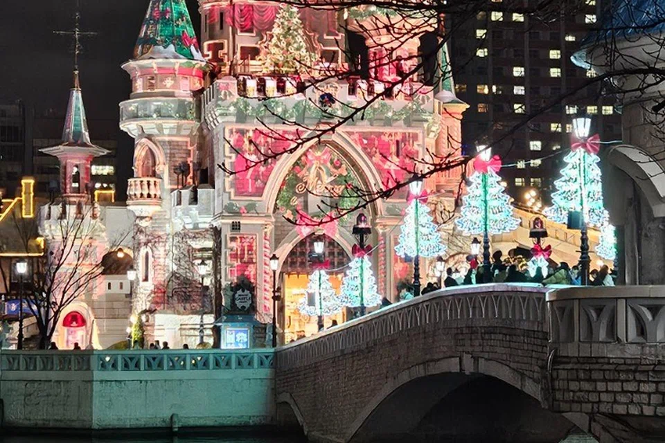 TAMAN BERTEMA: Lotte World adalah taman bertema meliputi kawasan tertutup dan terbuka yang pastinya seronok dikunjungi seisi keluarga.