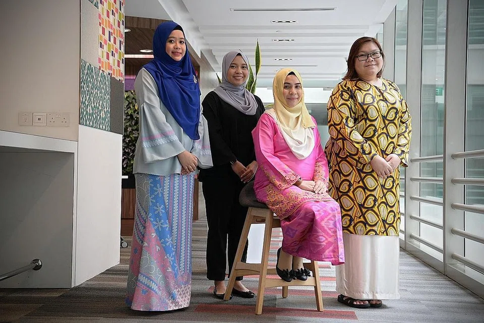 FINALIS AGAB PERANGSANG: (Dari kiri) Cik Nur Syahirah Sa'adon dari Sekolah Rendah West View; Cik Hannah Nadhirah Lokman dari CHIJ Katong Convent; Cik Diana Mohamed Mazlan dari Sekolah Rendah First Toa Payoh; dan Cik Siti Rohani Hanim Selamat dari Sekolah Menengah Fuhua. - Foto BH oleh NG SORL LUAN