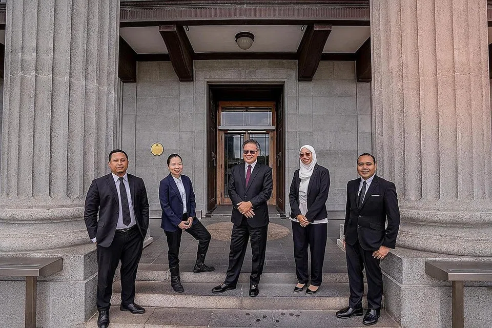 PERJUANG NASIB WANITA: (Dari kiri) Encik Mohamed Fazal Abd Hamid, Cik Luo Ling Ling, Encik Ahmad Nizam Abbas, Cik Liyana Sinwan, dan Encik Zhulkarnain Abdul Rahim merupakan antara peguam yang menganggotai Defence Guild SG untuk memberi nasihat guaman kepada wanita yang menghadapi gangguan atau keganasan. - Foto BH oleh NUR DIYANA TAHA