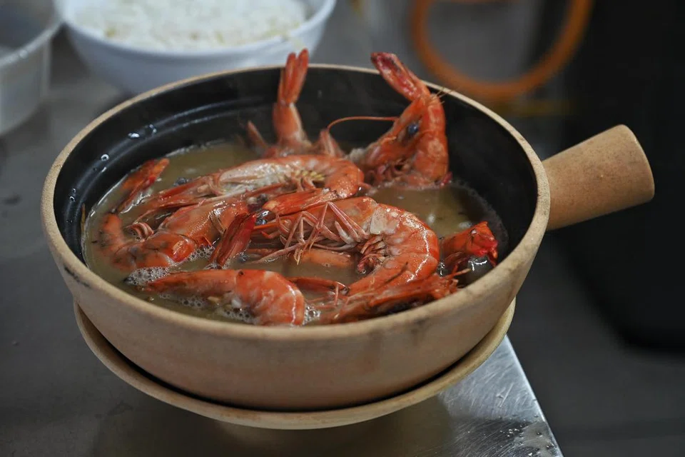 Sebanyak 12 hingga 15 udang harimau besar dihidangkan dalam ‘Charcoal Claypot Prawn’ pada harga $32.80. 