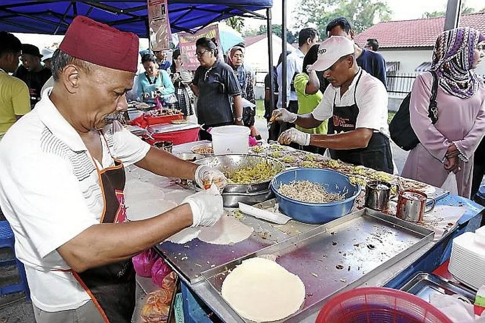 TIDAK DIBENARKAN: Aktiviti bazar Ramadan (gambar atas) tidak akan dibenarkan seluruh Malaysia selagi tempoh perintah kawalan pergerakan (PKP) berjalan. Selangor mengumumkan satu platform digital yang dinamakan e-Bazar Ramadan Selangor Grab sebagai ganti. - Foto fail