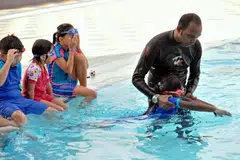 Kegiatan pengayaan seperti belajar berenang bukan sahaja membantu menambah kemahiran seseorang anak, ia turut memperluas rangkaian sosial dan menambah kepada pembangunan holistiknya.