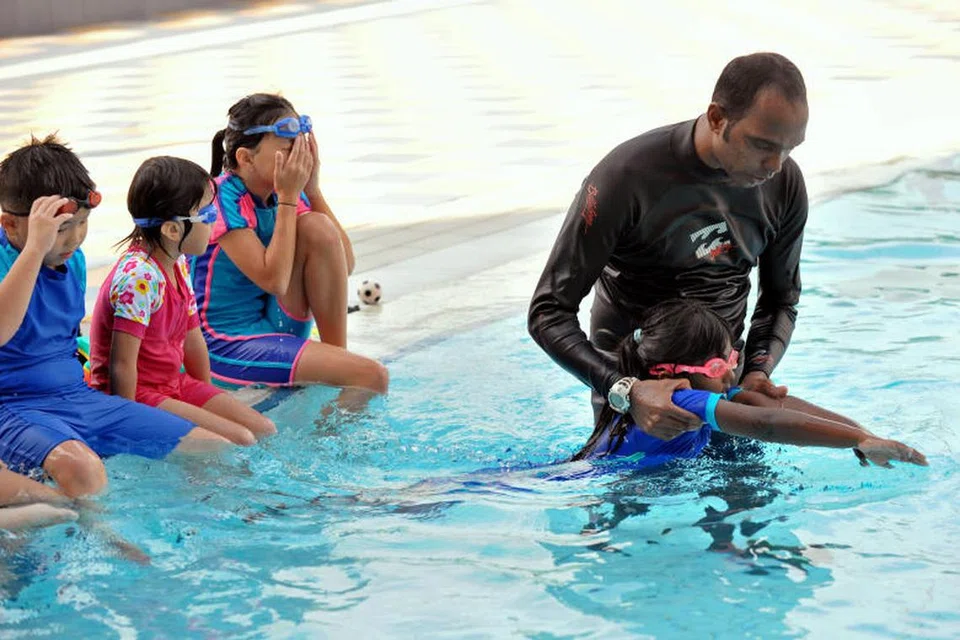 Kegiatan pengayaan seperti belajar berenang bukan sahaja membantu menambah kemahiran seseorang anak, ia turut memperluas rangkaian sosial dan menambah kepada pembangunan holistiknya.