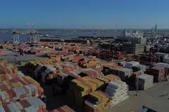 Kontena yang mengandungi kokain di pelabuhan di Montevideo, Uruguay. Dalam Kenyataan Menteri di Parlimen pada 8 Mei, Menteri Ehwal Dalam Negeri merangkap Undang-Undang, Encik K. Shanmugam berkata pelabuhan di Eropah bagai “hab dadah”.