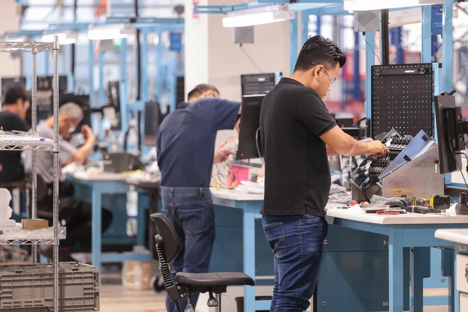 Pengeluaran kilang S’pura, merosot, duti import AS