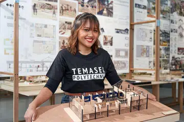 FIKIRKAN CITA RASA GENERASI MILENIAL: Cik Nur Amirah Natasha Alfian teruja mewujudkan model ruang kerja dan tempat tinggal bersama buat karyawan firma permulaan atau 'start-up' yang dambakan kesederhanaan hidup apabila harga hartanah melonjak. - Foto POLITEKNIK TEMASEK 