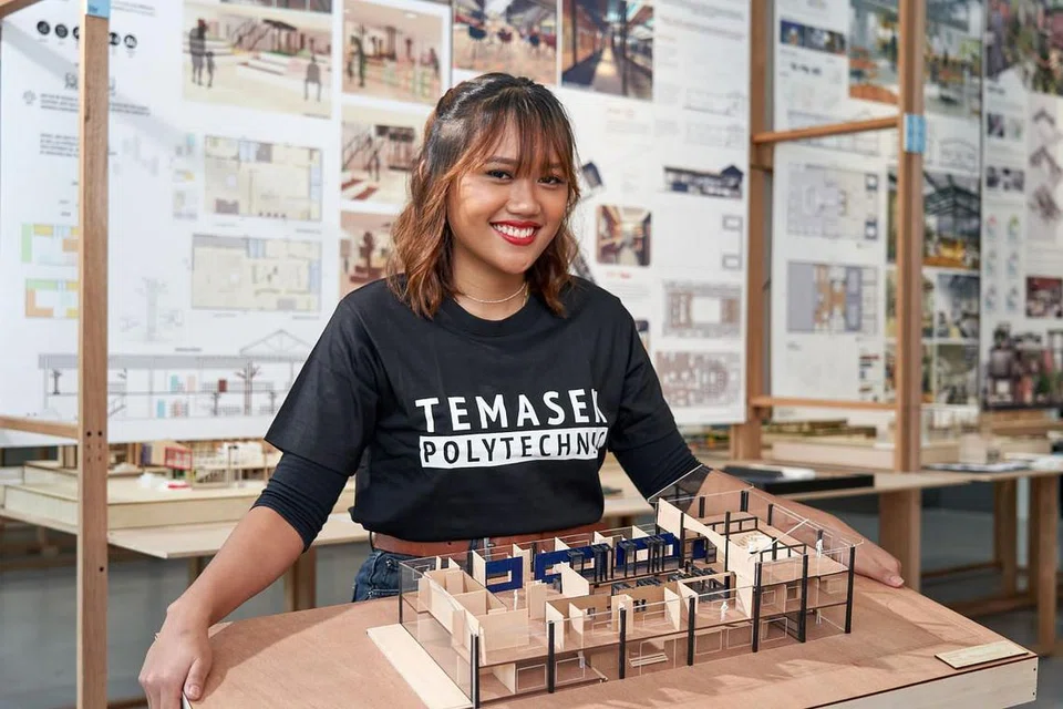 FIKIRKAN CITA RASA GENERASI MILENIAL: Cik Nur Amirah Natasha Alfian teruja mewujudkan model ruang kerja dan tempat tinggal bersama buat karyawan firma permulaan atau 'start-up' yang dambakan kesederhanaan hidup apabila harga hartanah melonjak. - Foto POLITEKNIK TEMASEK 