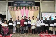 Anggota Parlimen GRC Jurong, Encik Xie Yao Quan (tujuh dari kiri), pengurus kariah Perkumpulan Keluarga Bersama (PKB), Encik Hayat Sahith (enam dari kiri), Setiausaha PKB, Encik Saim Selamat (lapan dari kiri) dan wakil Masjid Al-Mukminin, Encik Hairmann Hayat (kanan) bersama jawatankuasa kariah PKB di acara Maulid Nabi bersamaan ulang tahun ke-40 PKB di dewan serba guna Blok 308/309, Jurong East Street 32 pada 2 November. 