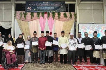 Anggota Parlimen GRC Jurong, Encik Xie Yao Quan (tujuh dari kiri), pengurus kariah Perkumpulan Keluarga Bersama (PKB), Encik Hayat Sahith (enam dari kiri), Setiausaha PKB, Encik Saim Selamat (lapan dari kiri) dan wakil Masjid Al-Mukminin, Encik Hairmann Hayat (kanan) bersama jawatankuasa kariah PKB di acara Maulid Nabi bersamaan ulang tahun ke-40 PKB di dewan serba guna Blok 308/309, Jurong East Street 32 pada 2 November. 