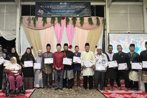 Anggota Parlimen GRC Jurong, Encik Xie Yao Quan (tujuh dari kiri), pengurus kariah Perkumpulan Keluarga Bersama (PKB), Encik Hayat Sahith (enam dari kiri), Setiausaha PKB, Encik Saim Selamat (lapan dari kiri) dan wakil Masjid Al-Mukminin, Encik Hairmann Hayat (kanan) bersama jawatankuasa kariah PKB di acara Maulid Nabi bersamaan ulang tahun ke-40 PKB di dewan serba guna Blok 308/309, Jurong East Street 32 pada 2 November. 