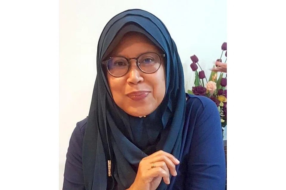 AMANAH MUSTAFI: Penulis penyelia eksekutif, Eaglevision. - Foto ihsan AMANAH MUSTAFI MASING-MASING MEMAINKAN PERANAN PENTING: (Dari kiri) Sabariah Ramilan, Azizah Malik dan Amanah Mustafi, hargai ilmu dan pengalaman yang ditimba sepanjang berkhidmat dalam dunia penyiaran. - Foto ihsan SABARIAH RAMILAN 