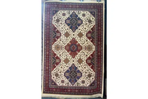 PENYERI RUMAH: Menyedari keperluan menghias rumah sempena Hari Raya, Tabriz Carpets menyediakan produk seperti permaidani, sarung bantal dan pelbagai hiasan rumah. - Foto TABRIZ CARPETS PTE LTD