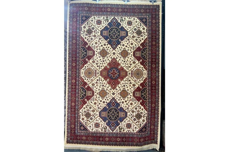 PENYERI RUMAH: Menyedari keperluan menghias rumah sempena Hari Raya, Tabriz Carpets menyediakan produk seperti permaidani, sarung bantal dan pelbagai hiasan rumah. - Foto TABRIZ CARPETS PTE LTD