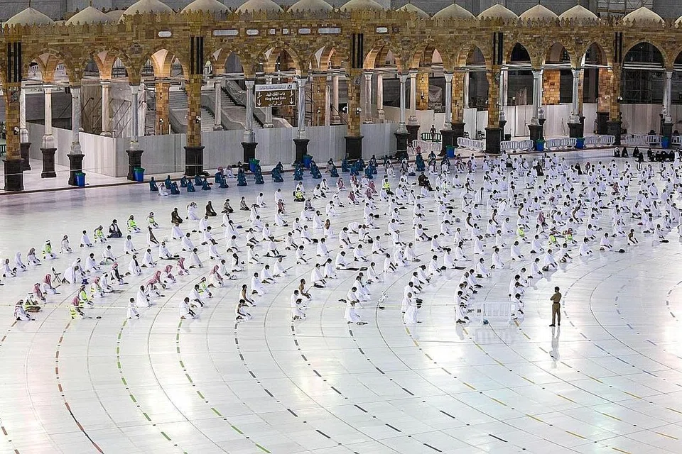 TUNAIKAN UMRAH: Jemaah kelihatan menunaikan ibadah di Masjidil Haram, Makkah sedang pihak berkuasa Arab Saudi memperluas ibadah umrah sepanjang tahun untuk menampung lebih banyak jemaah di samping melonggarkan sekatan Covid-19. - Foto AFP