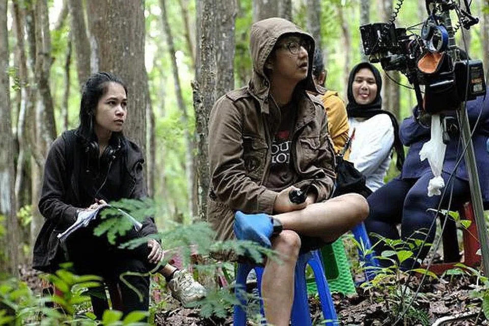 SAMBUTAN LUAR DUGAAN: Pengarah Awi Suryadi (dua dari kiri), ketika berada di set pengambaran filem KKN Di Desa Penari, memberi arahan kepada barisan pelakon. - Foto-foto ihsan AWI SURYADI
