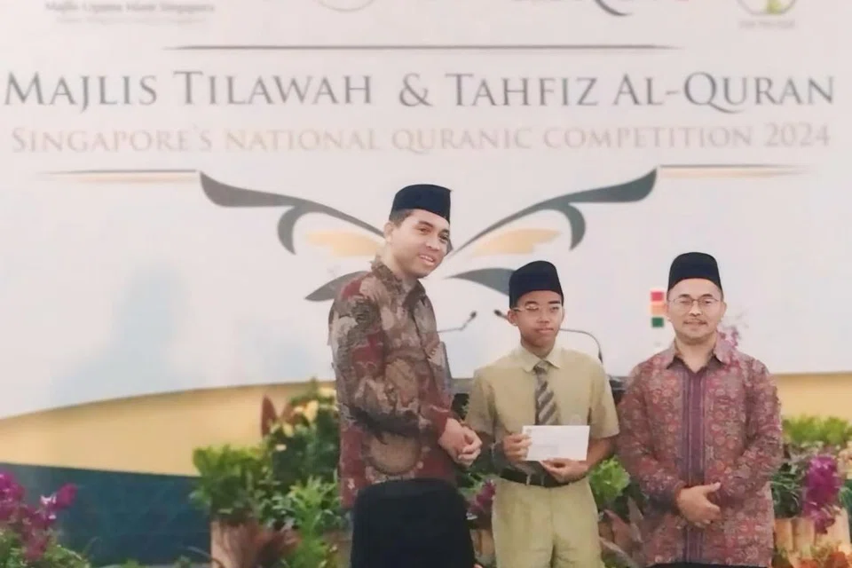 Pelajar Muhammad Irham Suhaimi (tengah) memenangi tempat ketiga bagi kategori remaja tilawah Al-Quran di Musabaqah Al-Quran dan Tahfiz (MTTQ) Singapura 2024. Bersamanya Ustaz Dr Mohamed Qusairy Thaha (kiri) dan Pengerusi Eksekutif Kanan, Masjid An-Nur, Encik Juraiman Rahim. 