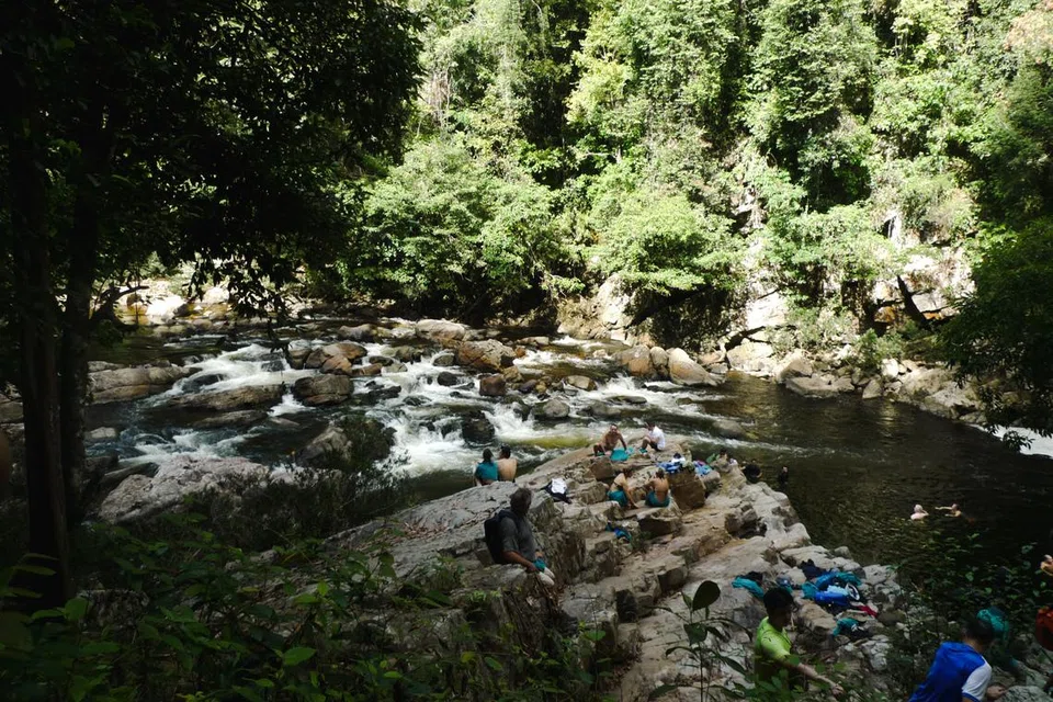 Pemandangan indah di Lata Berkoh yang terkenal dengan aliran sungainya yang deras, kawasan berbatu, air terjun yang cantik dan suasana alam yang indah. 