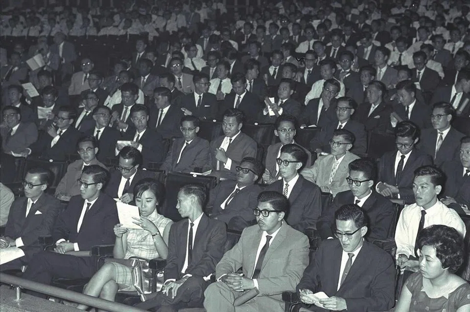 Majlis Kelulusan Politeknik Singapura yang pertama diadakan di Victoria Theatre.