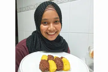MULA BERNIAGA: Cik Nur Fathiyah mula perniagaan secara dalam talian sejak Ogos tahun lalau. - Foto BULAT BAKES