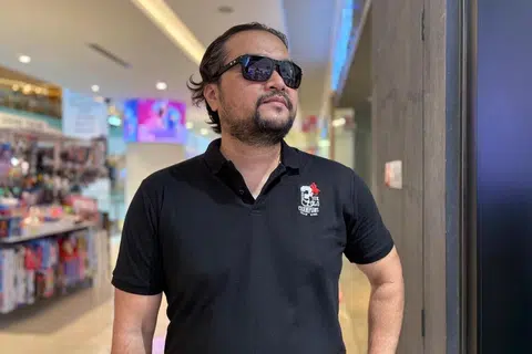 Pegawai bank, Encik Reezwan Hussain, 47 tahun.