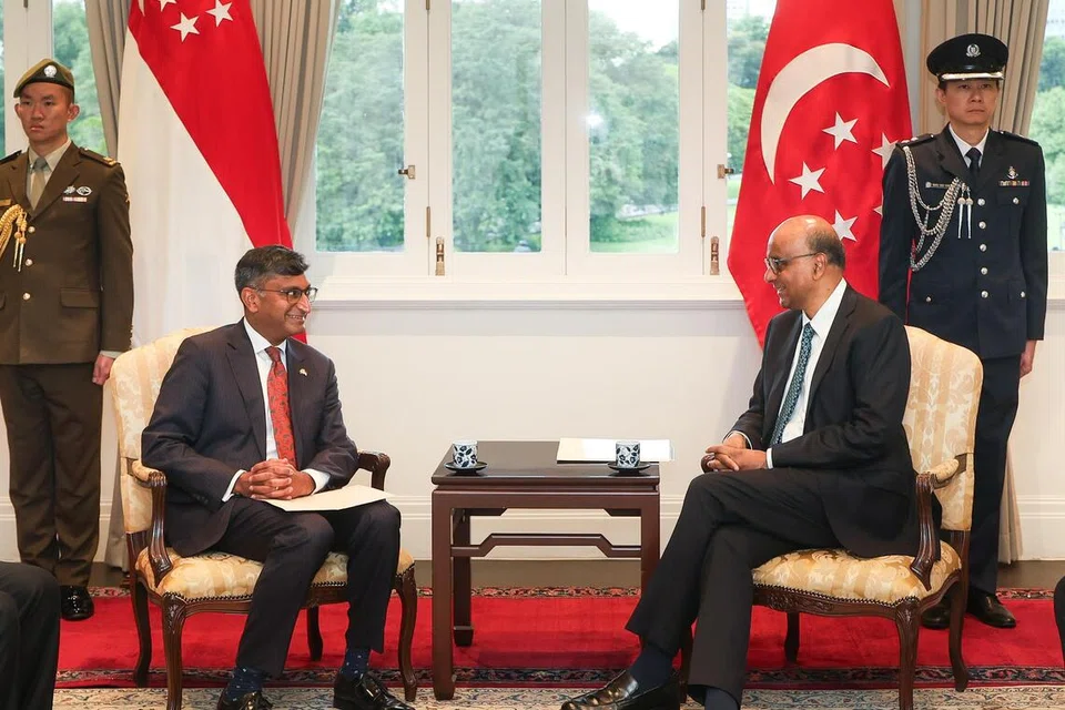 Pesuruhjaya Tinggi baru Canada ke Singapura, Encik Paul Thoppil (kiri), bertemu Presiden Tharman Shanmugaratnam di Istana pada 17 November.