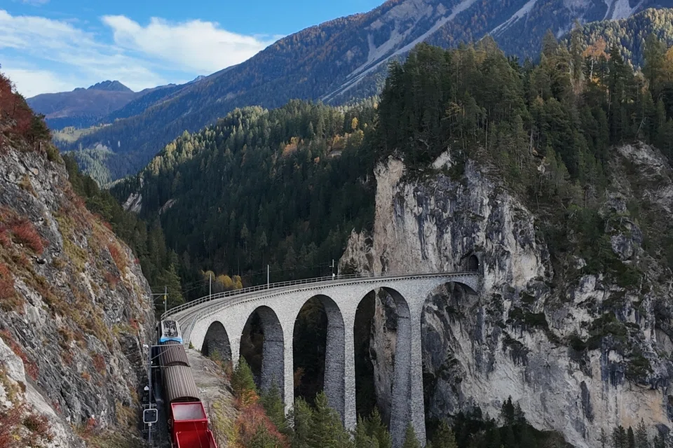 Landasan bersejarah Landwasserviaduk di Grabünden ini telah dibina pada 1901, sudah beroperasi selama lebih seabad, tetapi masih kukuh dan digunakan sehingga sekarang. 