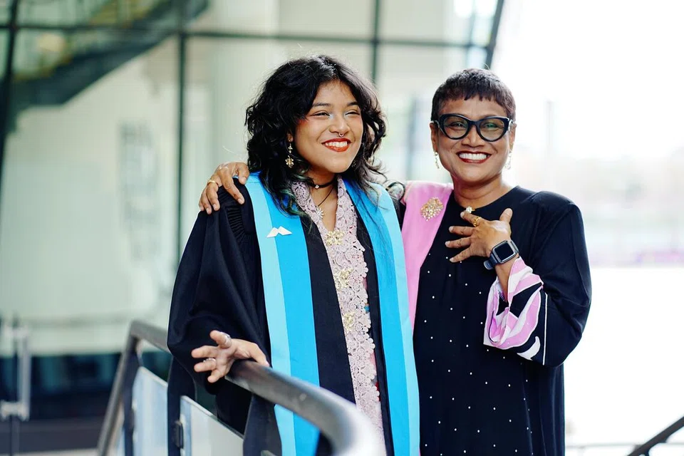Cik Heema Izzati (kiri), penyanyi dan penulis lagu serta graduan Maktab Seni Lasalle, bergambar bersama ibunya, Cik Lazmin Ibriam, yang juga seorang penyanyi.