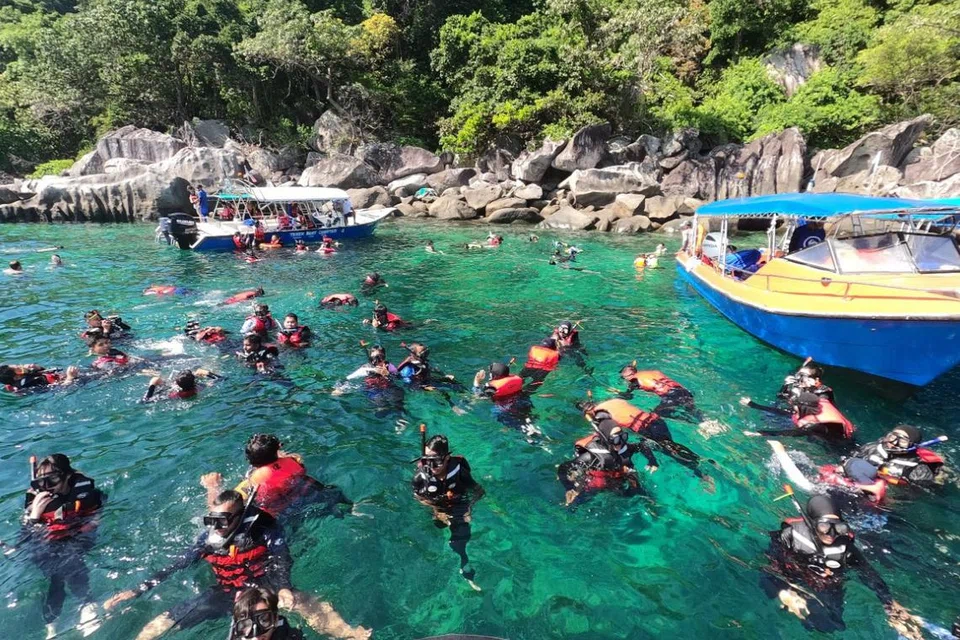 Keindahan pulau peranginan yang memukau antara tarikan utama pelancong antarabangsa ke Malaysia. 