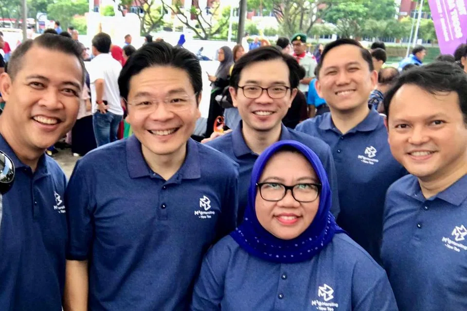 Encik Azriman Mansor (kiri) dan Cik Rahidah Mohd Noor bergambar bersama Perdana Menteri, Encik Lawrence Wong (dua dari kiri); serta Menteri Negara Kanan Pertahanan merangkap Tenaga Manusia, Encik Zaqy Mohamad (kanan); dan Mayor CDC North West, Encik Alex Yam (belakang, dua dari kanan) dalam satu acara masyarakat.