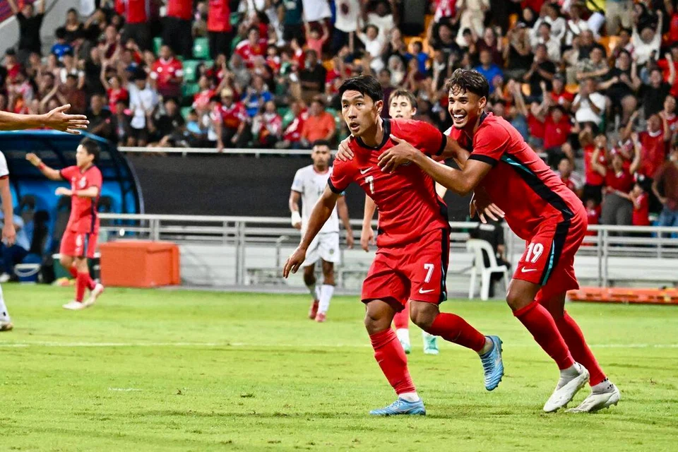 Penyerang Singa, Ilhan Fandi (kanan), meraikan gol pemain tengah, Song Ui-young (kiri) dalam kemenangan 2-0 mereka ke atas Timor-Leste di Stadium Jalan Besar pada 27 Julai. Kededua pemain tersebut sekali lagi memainkan peranan penting dalam perlawanan Piala Asean Hyundai mereka.