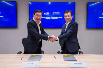 Ketua Pegawai Eksekutif (CEO) Digital InfraCo, Encik Bill Chang (kiri), dan Naib Presiden Eksekutif dan Pegawai Eksekutif Hitachi, Encik Toshiaki Tokunaga, semasa majlis menandatangani Memorandum Persefahaman (MOU). 