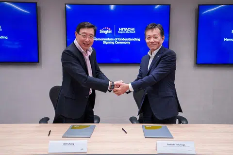 Ketua Pegawai Eksekutif (CEO) Digital InfraCo, Encik Bill Chang (kiri), dan Naib Presiden Eksekutif dan Pegawai Eksekutif Hitachi, Encik Toshiaki Tokunaga, semasa majlis menandatangani Memorandum Persefahaman (MOU). 