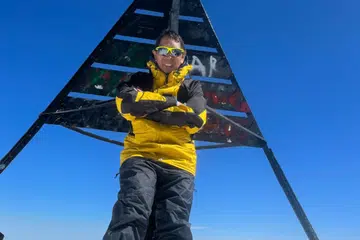 NIKMAT TAWAN PUNCAK: Encik Mohammad Rafie Sabarshah terharu dan gembira dapat tawan puncak Gunung Jebel Toubkal di Maghribi, lima tahun sesudah berjaya sampai ke puncak Gunung Kilimanjaro di Tanzania.