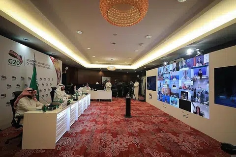 SIDANG MAYA: Menteri Kesihatan negara G-20 mengadakan mesyuarat maya menteri kesihatan G-20 yang dipengerusikan Arab Saudi mengenai pandemik Covid-19 kelmarin. - Foto AFP
