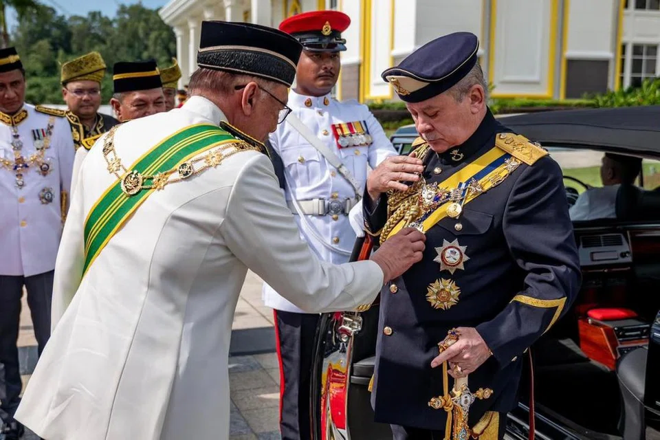 Perdana Menteri Malaysia, Datuk Seri Anwar Ibrahim, menyambut ketibaan Yang di-Pertuan Agong Ke-17, Sultan Ibrahim, pada istiadat di Istana Negara, Kuala Lumpur.  