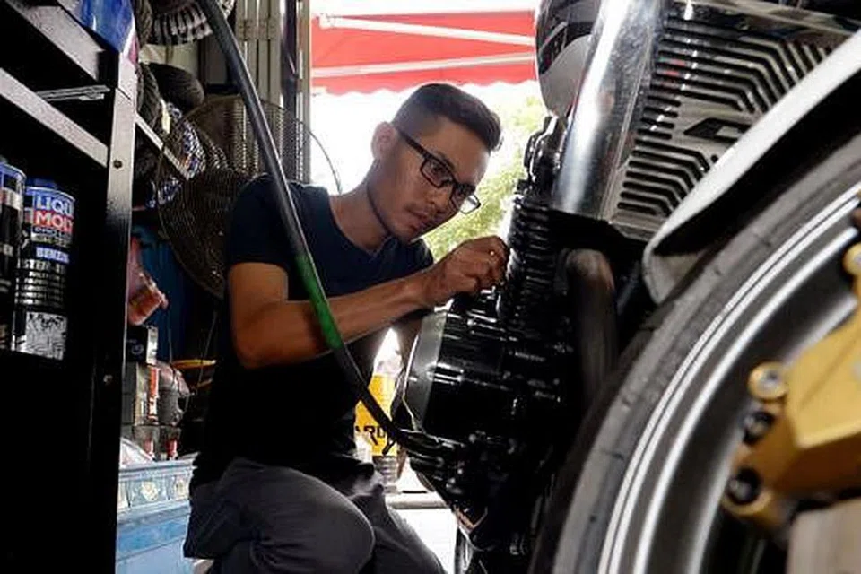 MINAT PERBAIKI MOTOSIKAL: Encik Razmi Ab Rahin sedar beliau perlukan lebih $50,000 sebagai pelaburan untuk membuka bengkel motosikalnya sendiri. - Foto TUKIMAN WARJI