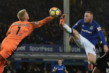 SELESA DI TENGAH PADANG: Wayne Rooney (kanan) yang memilih bermain semula di Everton yang merupakan kelab yang disertainya semasa remaja, kini beraksi di bahagian midfield. - AFP
