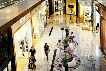 JADI PEMEGANG UNIT REIT: Pelabur yang membeli Reit CapitaLand Integrated Commercial Trust boleh mempunyai perkongsian dalam pusat beli-belah seperti Bugis Junction dan Raffles City. - Foto fail