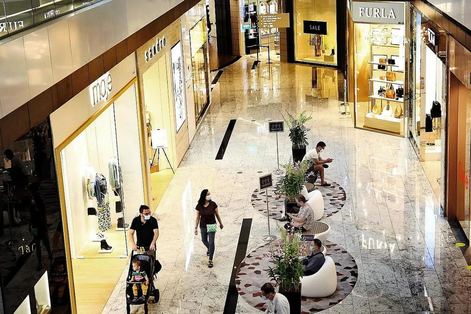 JADI PEMEGANG UNIT REIT: Pelabur yang membeli Reit CapitaLand Integrated Commercial Trust boleh mempunyai perkongsian dalam pusat beli-belah seperti Bugis Junction dan Raffles City. - Foto fail